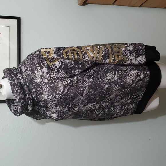 LOVE Blk/White Reptilian Print Cwl Neck Sweatshirt-Long Sleeves w/Gold LOVE-EUC - Picture 6 of 16